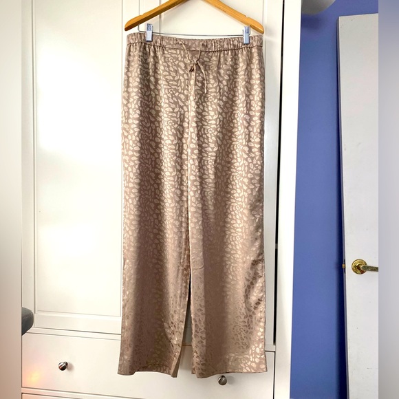 Banana Republic wide leg satin pull on pants in leopard print fresh taupe - Picture 4 of 11